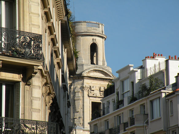  une tour de l'église Saint-Sulpice